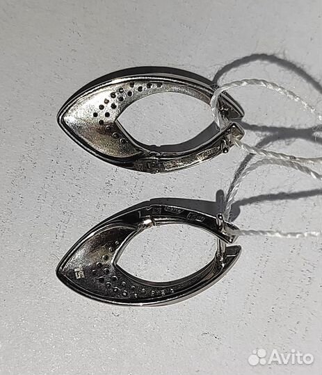 Золотые серьги с камнем