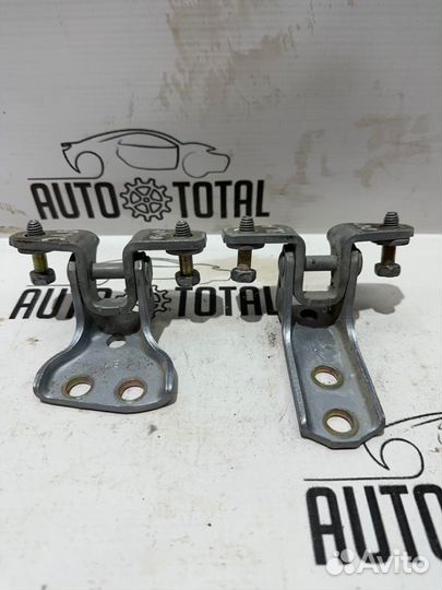 Петли двери задние левые Mitsubishi Outlander 1