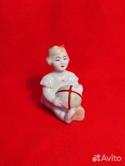 Фарфоровая статуэтка Девочка Таня с мячиком