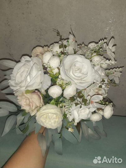 Свадебный букет невесты и бутанерка