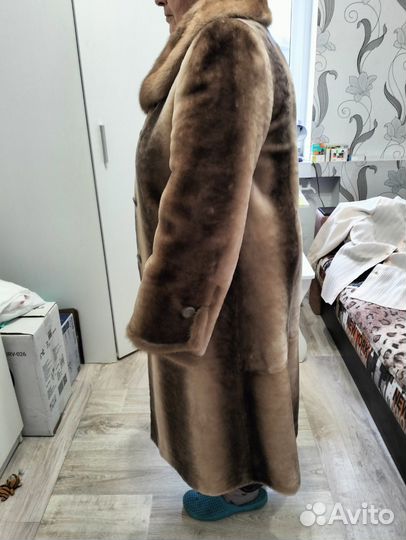 Продам новую женскую мутоновую шубу