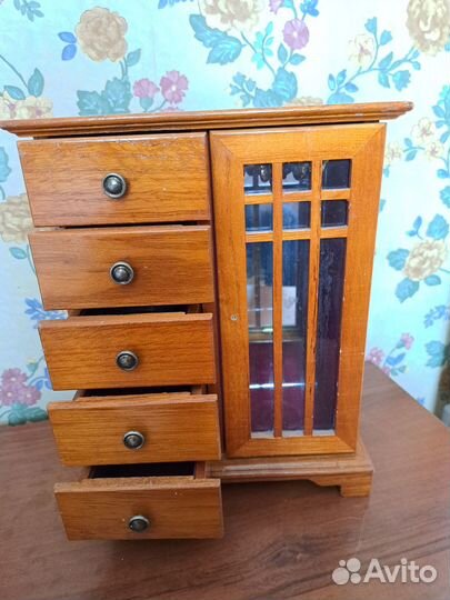 Мебель для антикварной куклы (шкаф для украшений)