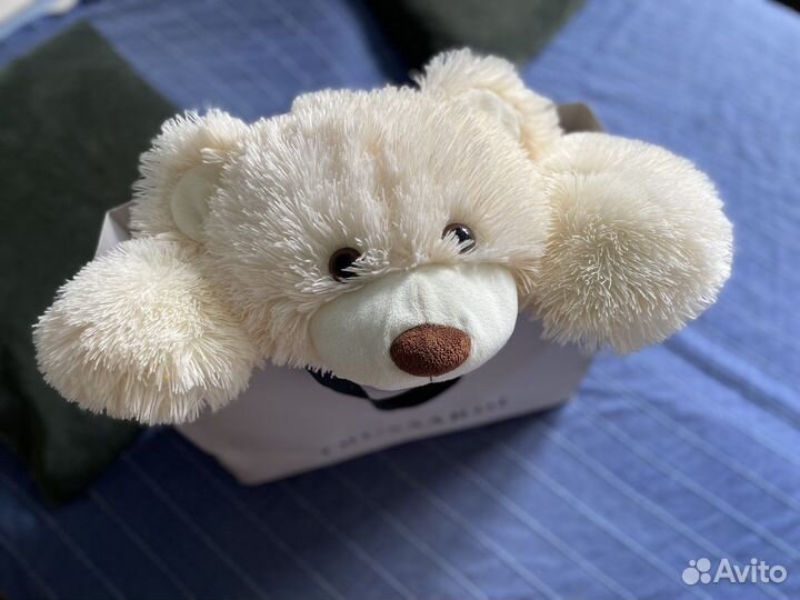 Большой белый плюшевый медведь мишка