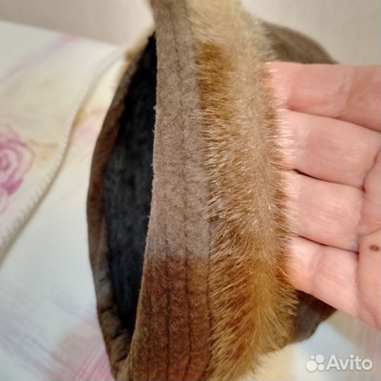 Зимняя женская шапка из замша на меху