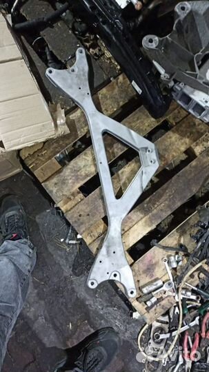 Распорка передняя опора на Audi A8 D4 4H