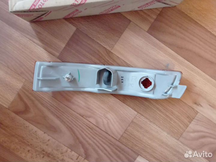 Повторитель Toyota Crown Majesta 30-172R