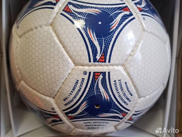 Футбольный мяч чемпионата мира 1998
