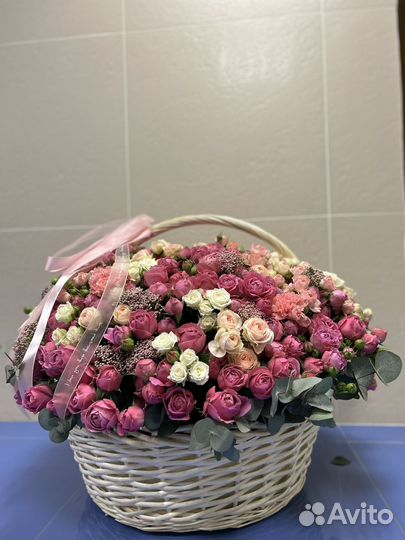 Кустовые пионовидные розы в корзине