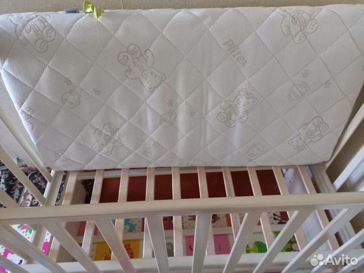 Детская кроватка с полным комплектом