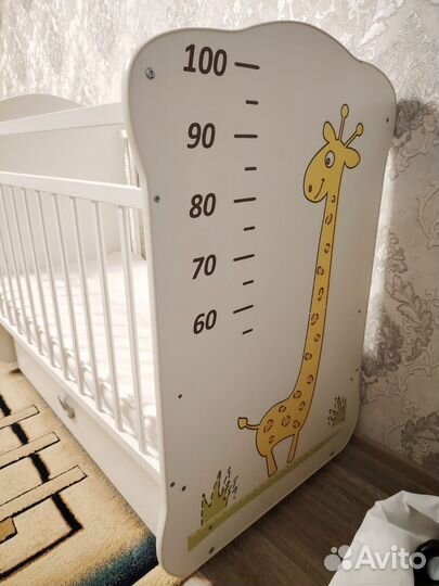 Детская кроватка с маятником и ящиком