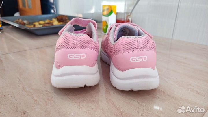 Кроссовки женские