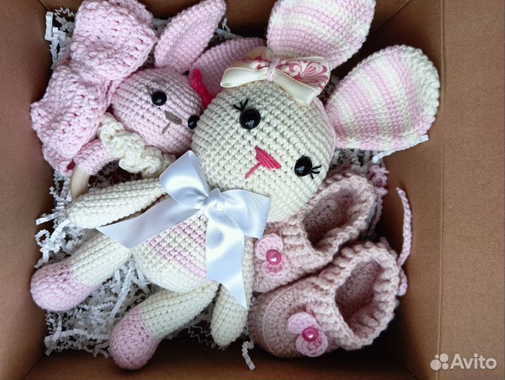 Вязаная игрушка зайка. Пинетки