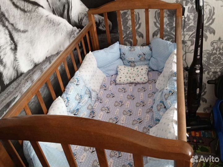 Детская кроватка с маятником и ящиком