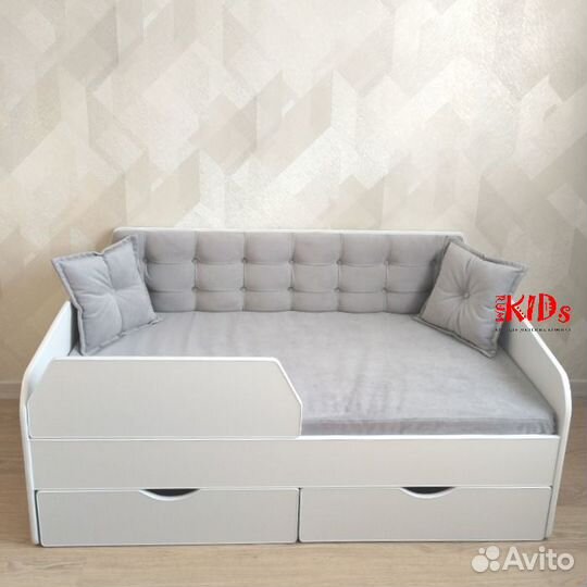 Кровать с мягкой спинкой