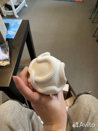 Статуэтка белая в виде черепа со змеями