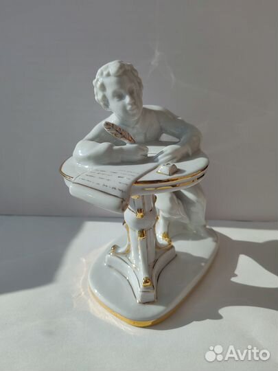 Фарфоровая статуэтка лфз Пушкин в/с