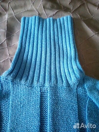 Голубой свитер