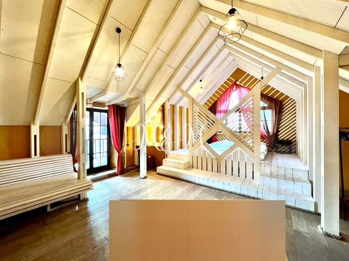 Дом 1000 м² на участке 40 сот.