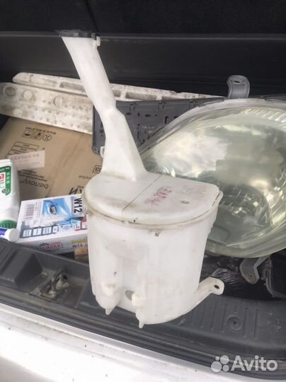 Бочок омывательный тойота ист