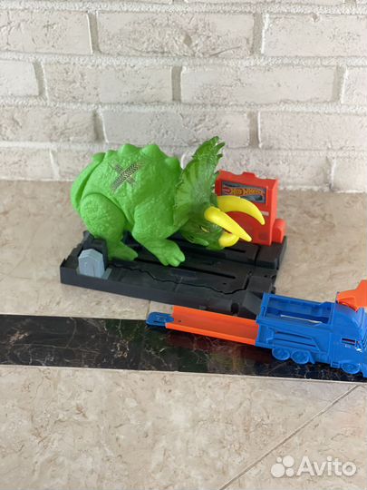 Hot wheels трицератопс