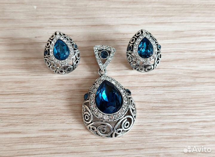 Серьги и подвеска с синим камнем