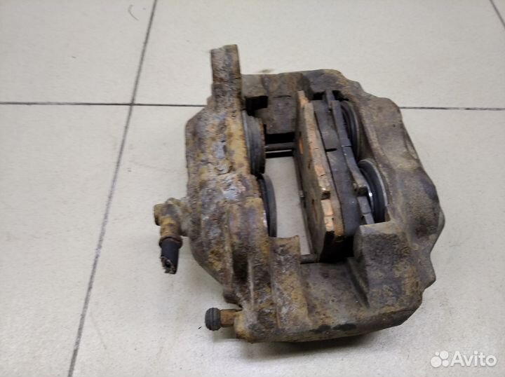 Суппорт передний правый Land Cruiser (100) 1998-20