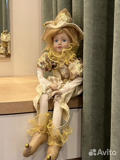 Кукла фарфоровая