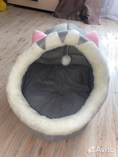 Лежанка и туалет для кота