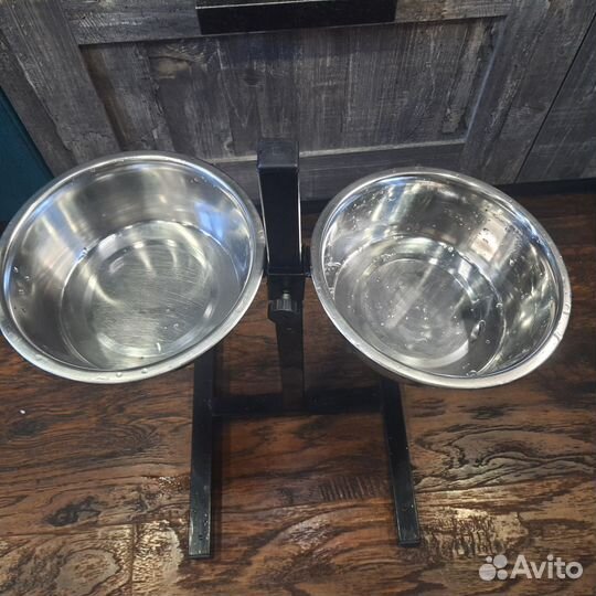 Стойка с мисками для собак