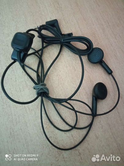 Аксессуары к телефону (наушники, азу)