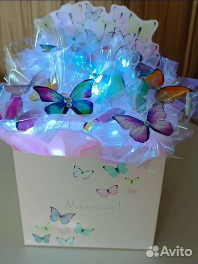 Небольшой букет из бабочек в коробке