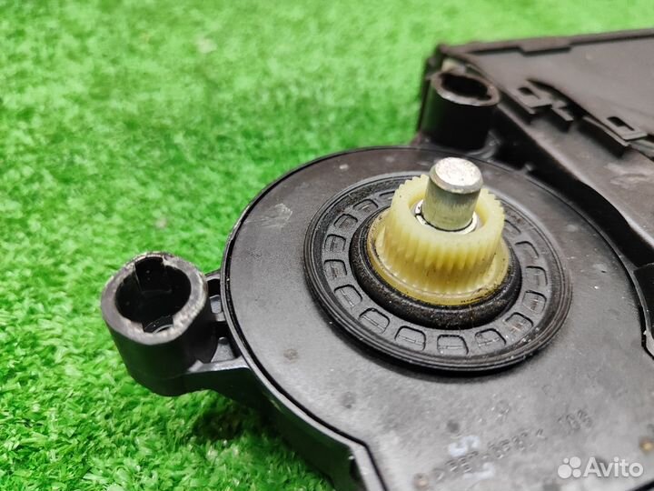 Моторчик стеклоподъемника задний правый Touareg