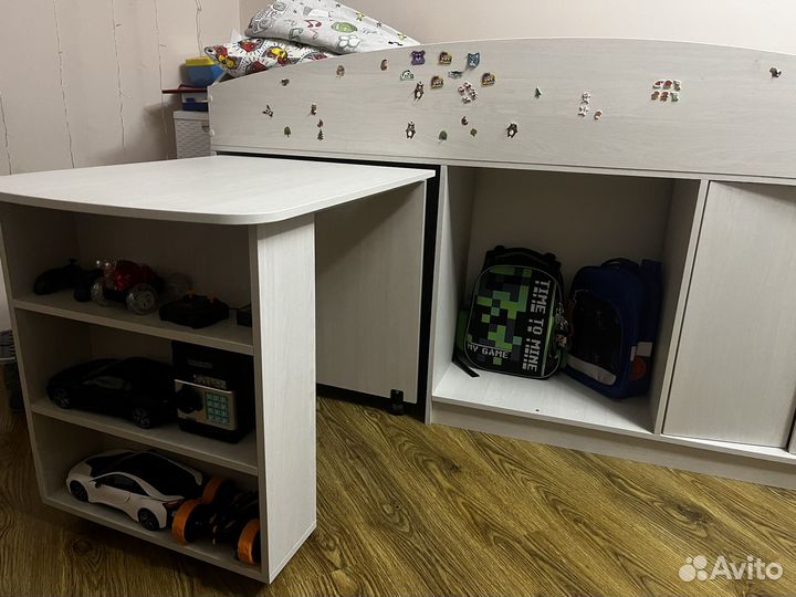 Детская кровать чердак со столом и шкафом