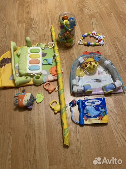 Мобиль на кроватку + погремушки