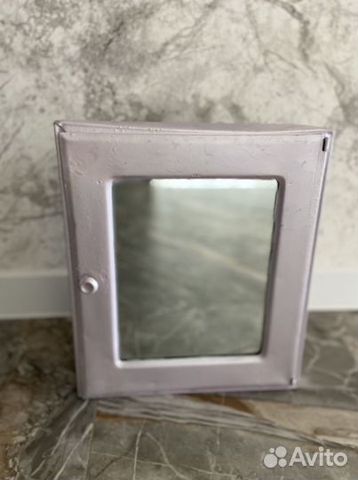 Настенная аптечка с зеркалом