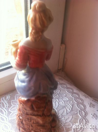 Фарфоровая статуэтка 