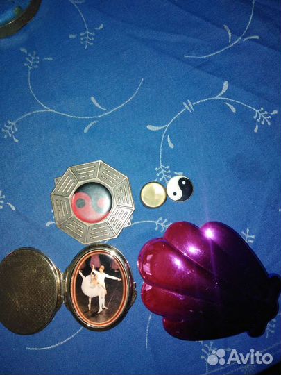 Зеркальце, щётка для волос и пульверизатор