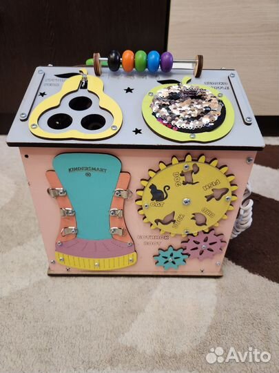 Детская игрушка бизиборд-домик