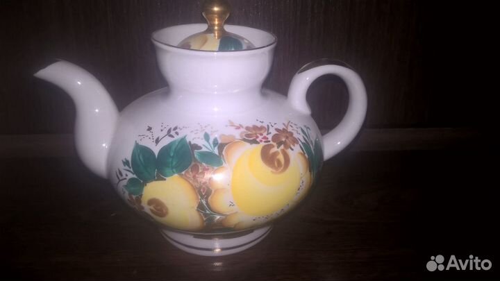 Чайник заварочный и чашка с подстаканником