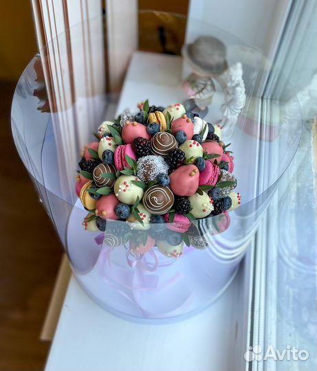 Композиция из клубники в шоколаде