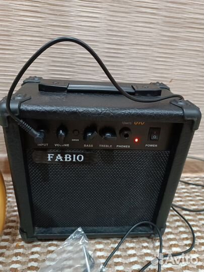 Новая электрогитара с комбоусилителем