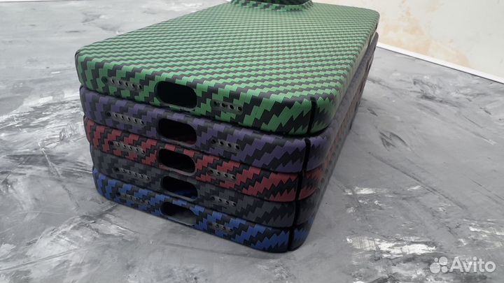 Чехол на iPhone с принтом под карбон