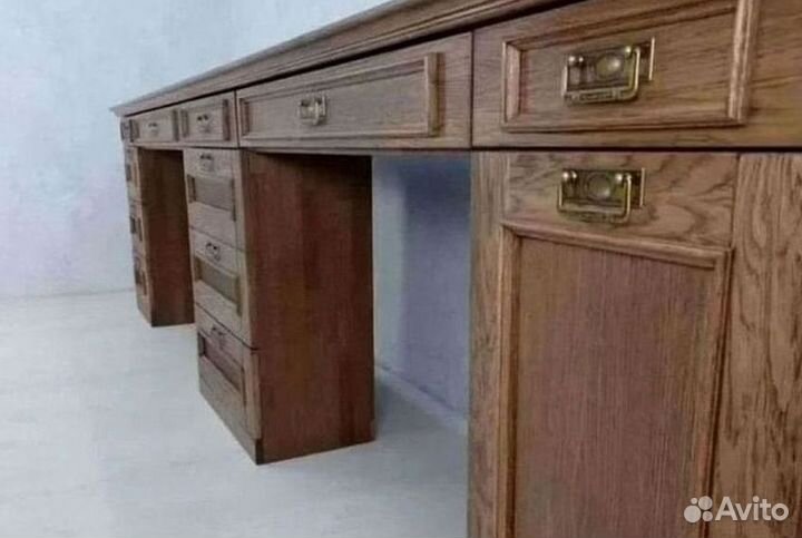 Большой письменный стол из массива дуба