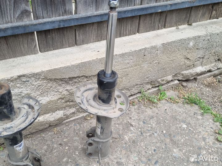 Стойка амортизатора передняя opel zafira b