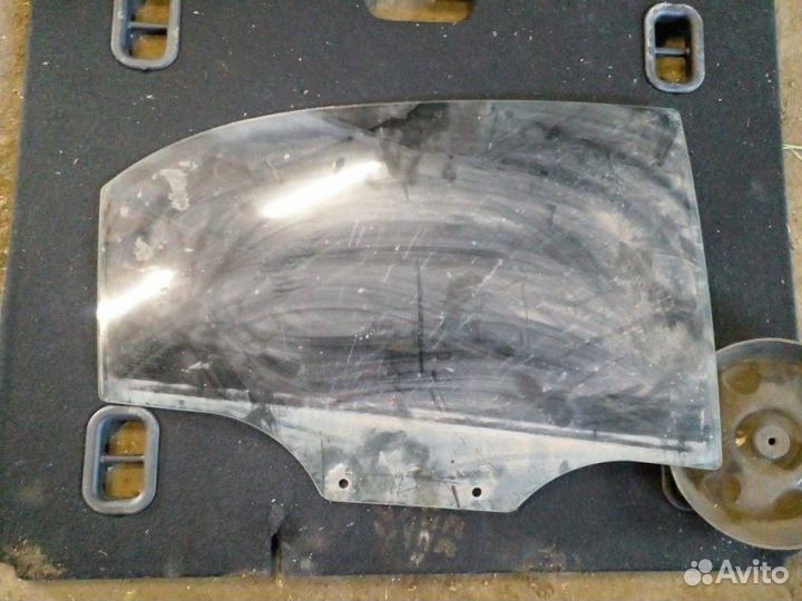 Стекло заднее правое Kia Rio 3 2010-2017