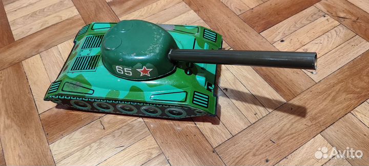 Танк времён СССР, металл в боевом состоянии