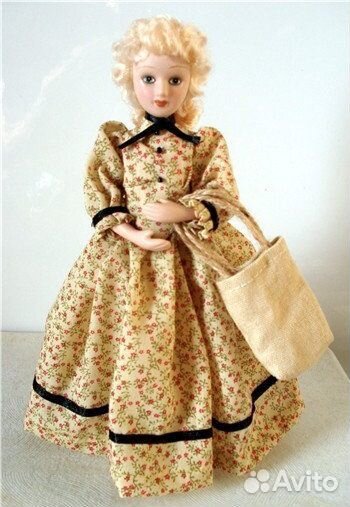 Кукла фарфоровая