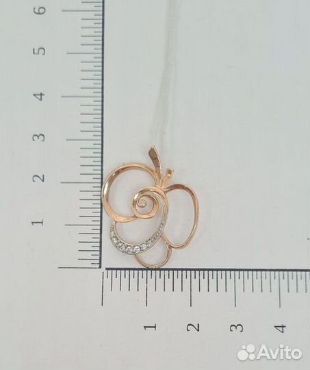 Золотая подвеска с камнем