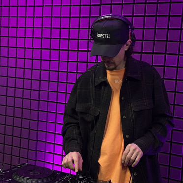 Dj с оборудованием
