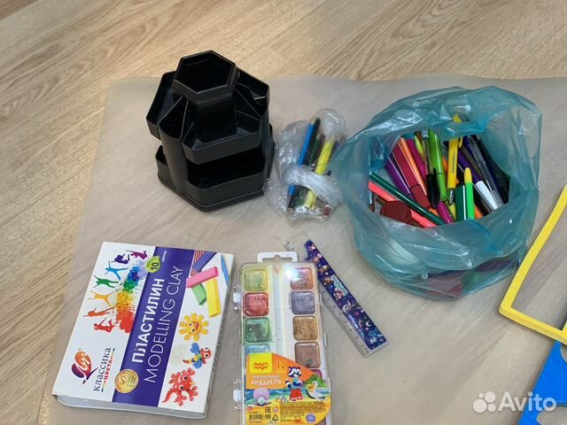 Пакет фломастеры, ручки, на стол подстилка, краски